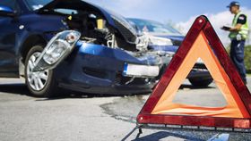 VIDEO Un bărbat din Capitală a zburat cu mașina de pe șosea și a căzut în pasaj. Autoritățile nu își explică cum s-a întâmplat
